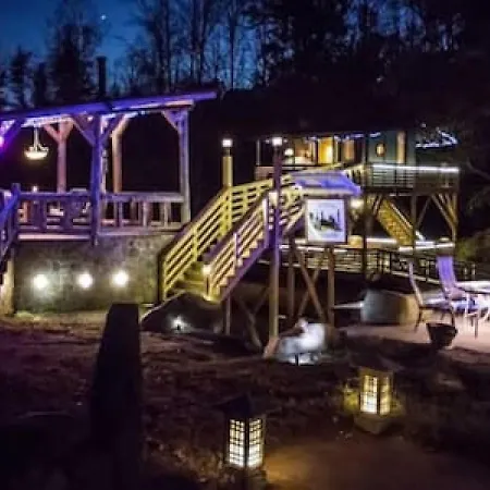 Hotel Treehouse At Castle